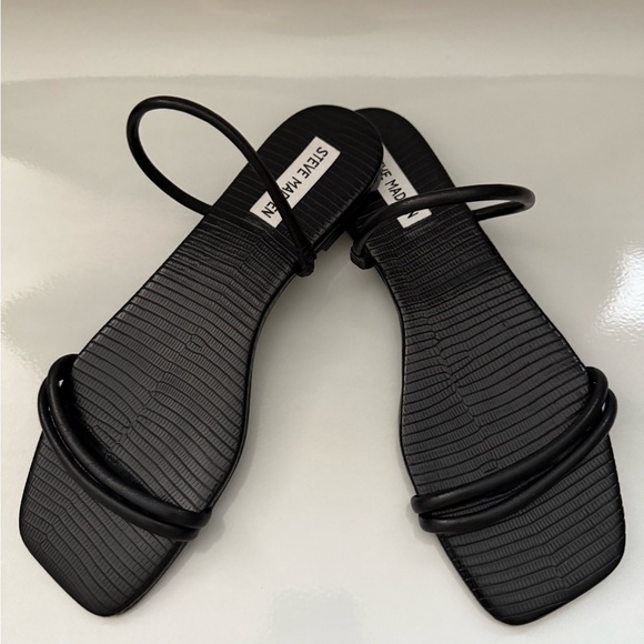 NWT Steve Madden Stylish Black Strappy Sandals - Picture 1 of 2